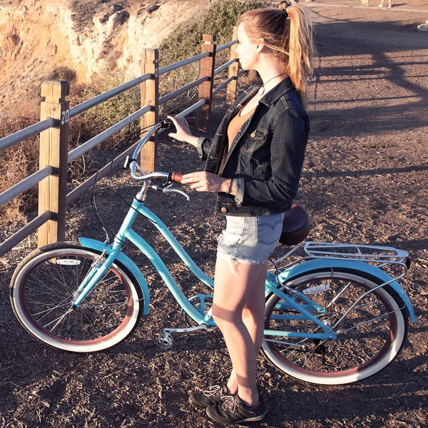 sixthreezero EVRYjourney Women's 24x22 3 Speed Step-Through Touring Hybrid Bicycle, Navy