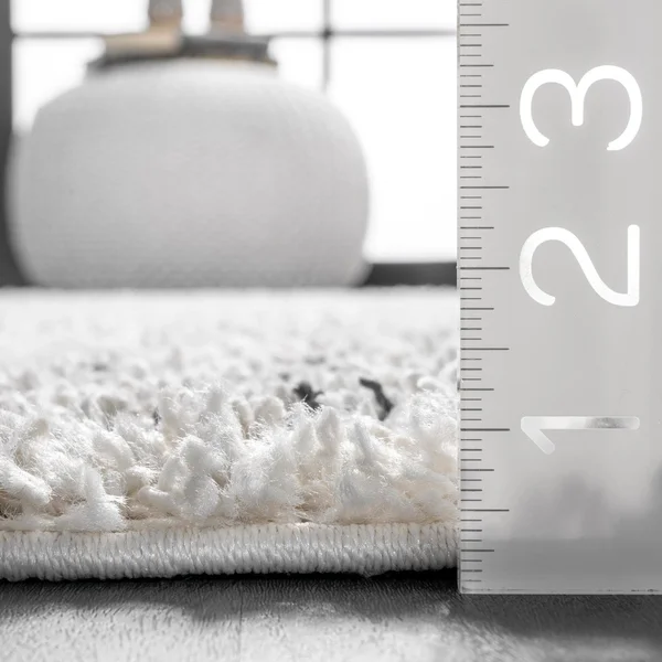 nuLOOM Nieves Moroccan Diamond Tassel Off-White 5 ft. x 8 ft. Oval Rug, Beige
