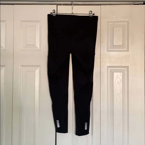 Under Armour Women's Qualifier Speedpocket Roadside Runway Crop - Black SM