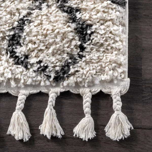 nuLOOM Nieves Moroccan Diamond Tassel Off-White 5 ft. x 8 ft. Oval Rug, Beige