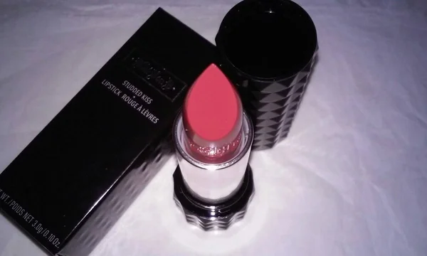 Kat Von D - Studded Kiss Lipstick - Lolita