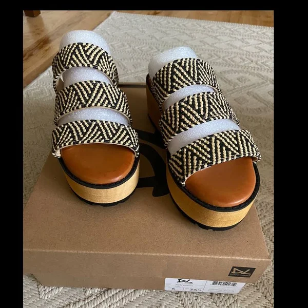 Chinese Laundry Jolt Wedges in Black/Tan Size 6.0