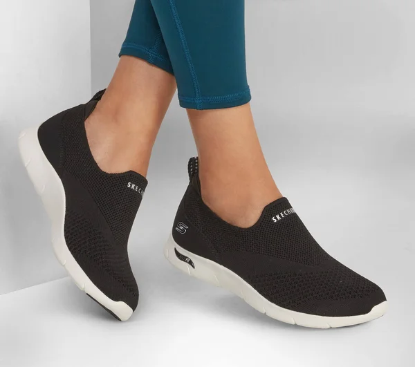 Skechers Women's Arch Fit Refine - Don&t Go Sneakers, Black/White, 5.5